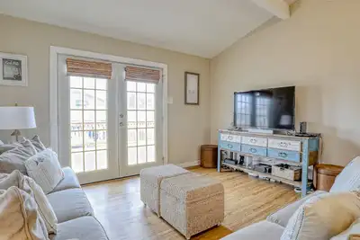 Image de West Bay Beauty with private main suite, three decks, & kayaks - dog-friendly