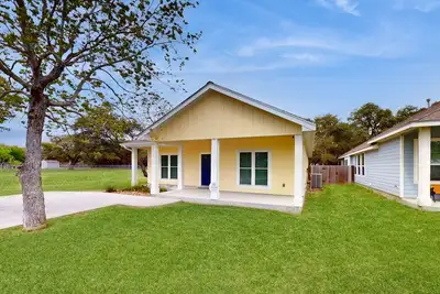 Image de Contemporary home with covered patio & yard - quick drive to the beach & dining