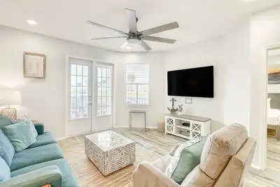 Image de Updated beach condo with pool, sauna, patio & high-end appliances - dog-friendly
