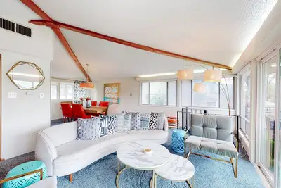 Image de Mid-century modern lake house w/private waterfront pool & boat dock