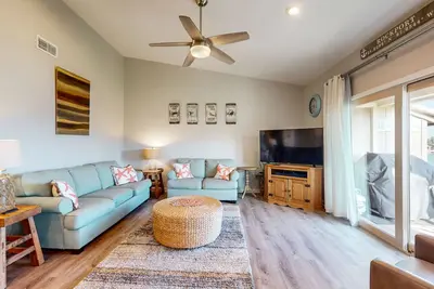 Image de Bright Bayhouse condo with all-new interior & pool - near beach