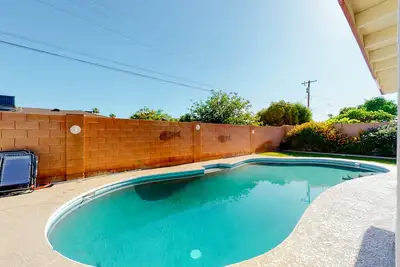 Image de Dog-friendly house with retro feel, pool, fireplace & patio - snowbirds welcome