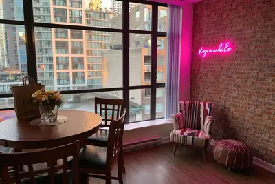 Image de Stylish Top Floor 1-bedroom in Downtown Vancouver