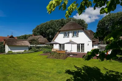 Image de Country house under the linden trees