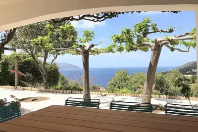 Image de Villa de charme avec piscine, arborée, vue mer. 500 mètres de la plage