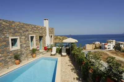 Image de Sea vew villa with traditional Cretan colour