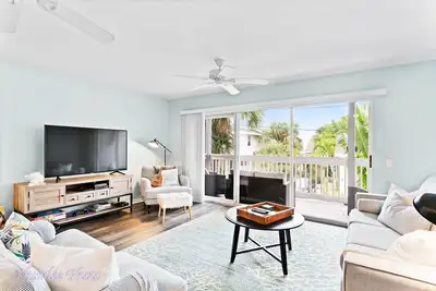 Image de Condo-300 steps to Beach-West facing balcony!