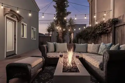 Image de Relax! Spacious family home, 1/2 block to water, dogs + beach gear, huge patio!