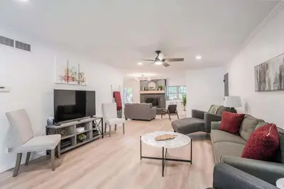 Image de East Side Emerald -Fire Pit-Incredible Location-2k