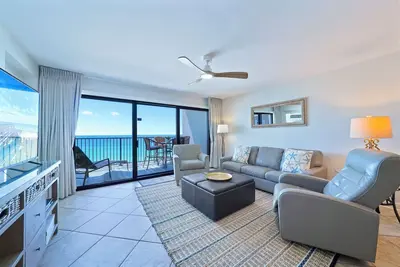 Image de 7th Floor Beach Front Condo! Located in the Heart of Destin, Newly Renovated!