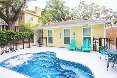 Image de Classic Island beach house just steps from the ocean - The Salty Seahorse