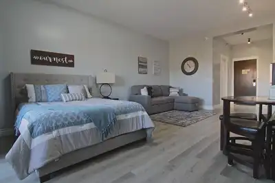 Image de Newly Renovated Modern Condo