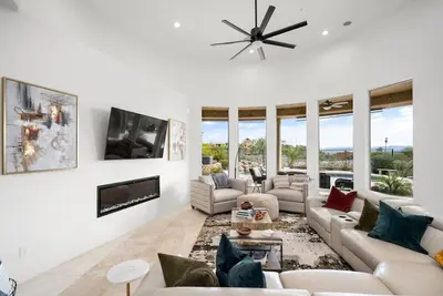Image de Luxury Home w/ Heated Pool, Mountain Views, Games