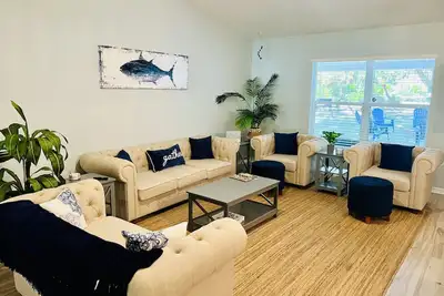 Image de Large Modern 4 Bedroom Home. Very Private w Hot Tub & 3 acres!