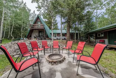Image de Cabin: Games, S’mores & Family Snores Near Yellowstone! + Bunkhouse Cabin