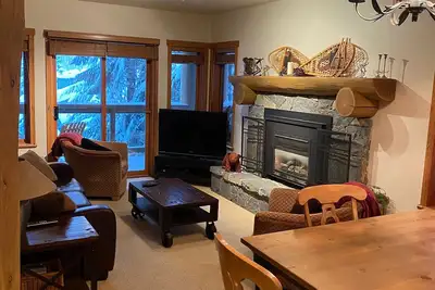 Image de Cozy Whistler Creekside Ski-in/Ski-out Cabin - w/ Whistler Village Parking Spot