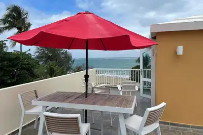 Image de Beachfront Views at Malibu Top Level Apartment
