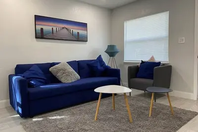 Charming 2-beds Central Clearwater Apartment