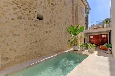 Image de Stylish & Spacious Town House with A/C and Private Pool located in the Centre of Pollensa Old Town!