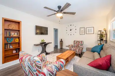 Image de Comfy, quiet, family home in coveted Watts-Hillendale. Close to Duke/Va.