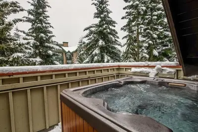 Image de 3 Bedroom condo/Private hot tub /Amazing location