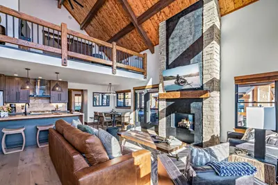 Image de Indoor/Outdoor Fireplace, Jacuzzi, Heated Bathroom Floors