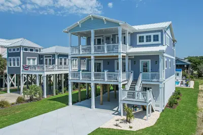Image de Gorgeous New Home Ocean Views Pool Elevator steps to beach!