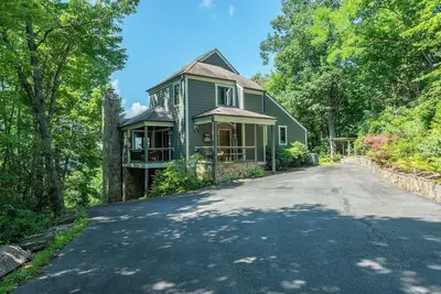 Image de See Level | Charcoal Grill, Deck & Breathtaking Year-Round Mountain Views!