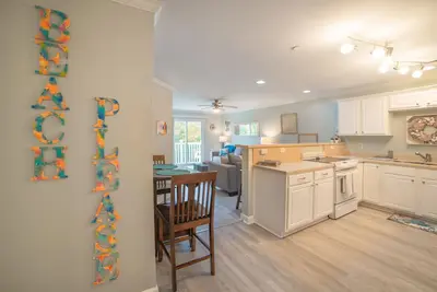 Image de Beach Please │ 2br/2ba w/ 2 K in the heart of Oki!