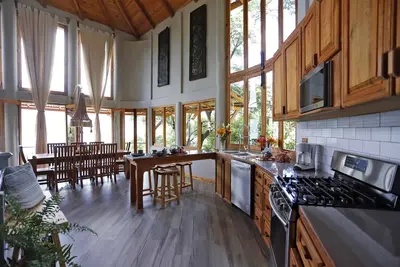 Image de Dramatic new home, close to center, Stunning views! Now with Starlink Internet!