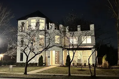 Image de One of a Kind Home with Breathtaking View of Down Town! Pool open for season!