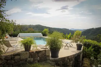 Image de Maison de vacances avec piscine privée et cuisine d'été au calme