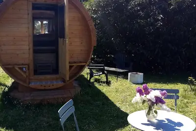 Image de Tonneau En Bois à Garennes sur Eure Au Havre De Paix Au Bord De L'Eure
