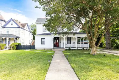 Image de Modernized Victorian Home that was converted to a duplex in the early 1900s.