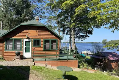 Image de Rustic Lakeside Cottage On Tranquil Sunset Lake