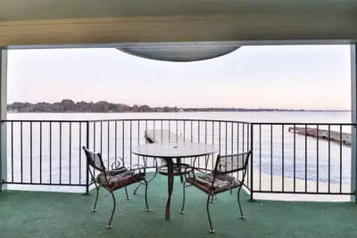 Image de ⛱ Scenic Over-The-Water Balcony 3 Mile Lake View☀️
