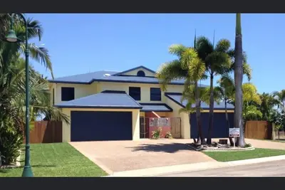 Image de Waterfront Townhouse at Marina Entrance!