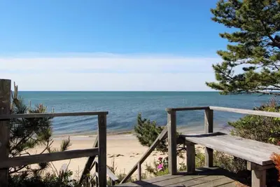 Image de 1 min walk from private beach - 4 bd main house, 2 bd carriage house!