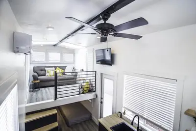 Image de Modern tiny home with private Bbq and deck