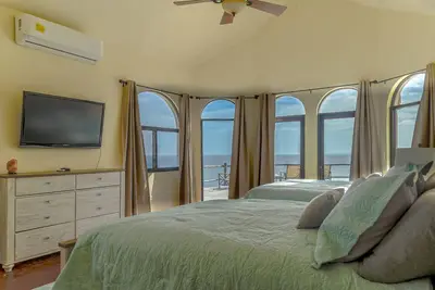 Image de Beautiful 5-bedroom villa with pool and jacuzzi
