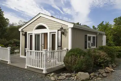 Image de Cottage - Walk to the Mansions, Cliff Walk, Reject's Beach, Tesla charger