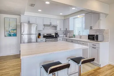 Image de Spacious Upper unit located just two houses from the sand!