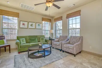 Image de Comfort, Beauty & the Coolest Spot on Town - Shops@Legacy! King Bed/Media Rm