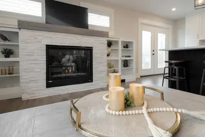 Image de Brand New High End Renovated Main Floor 2-Bedroom