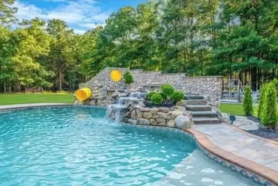 Image de 20 Minutes from the Hamptons! Quiet 4 bedroom getaway with pool.