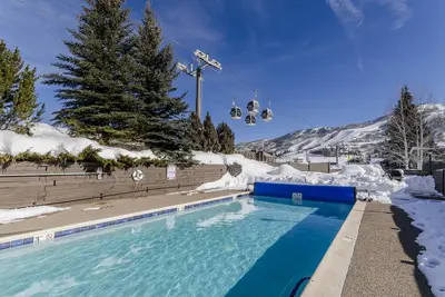 Image de 2-bedroom Condo, walking distance to gondola, overlooks events at Upper Knoll Lot