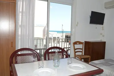 Image de Studio climatisé avec balcon et parking, à deux pas de la plage