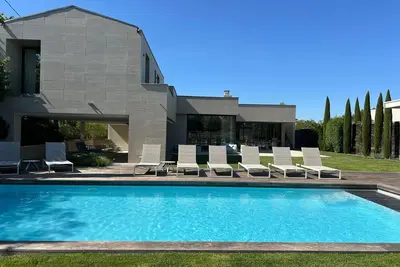 Image de Villa contemporaine avec piscine proche centre de Saint-Rémy-de-Provence