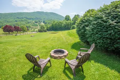 Image de Log Cabin in West Jefferson - Fishing Pong + Hot Tub + Fire Pit + Mountain Views