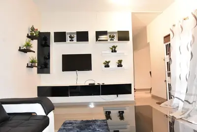Image de Lovely and spacious 3 bedroomed flat with various with social amenities nearby. .